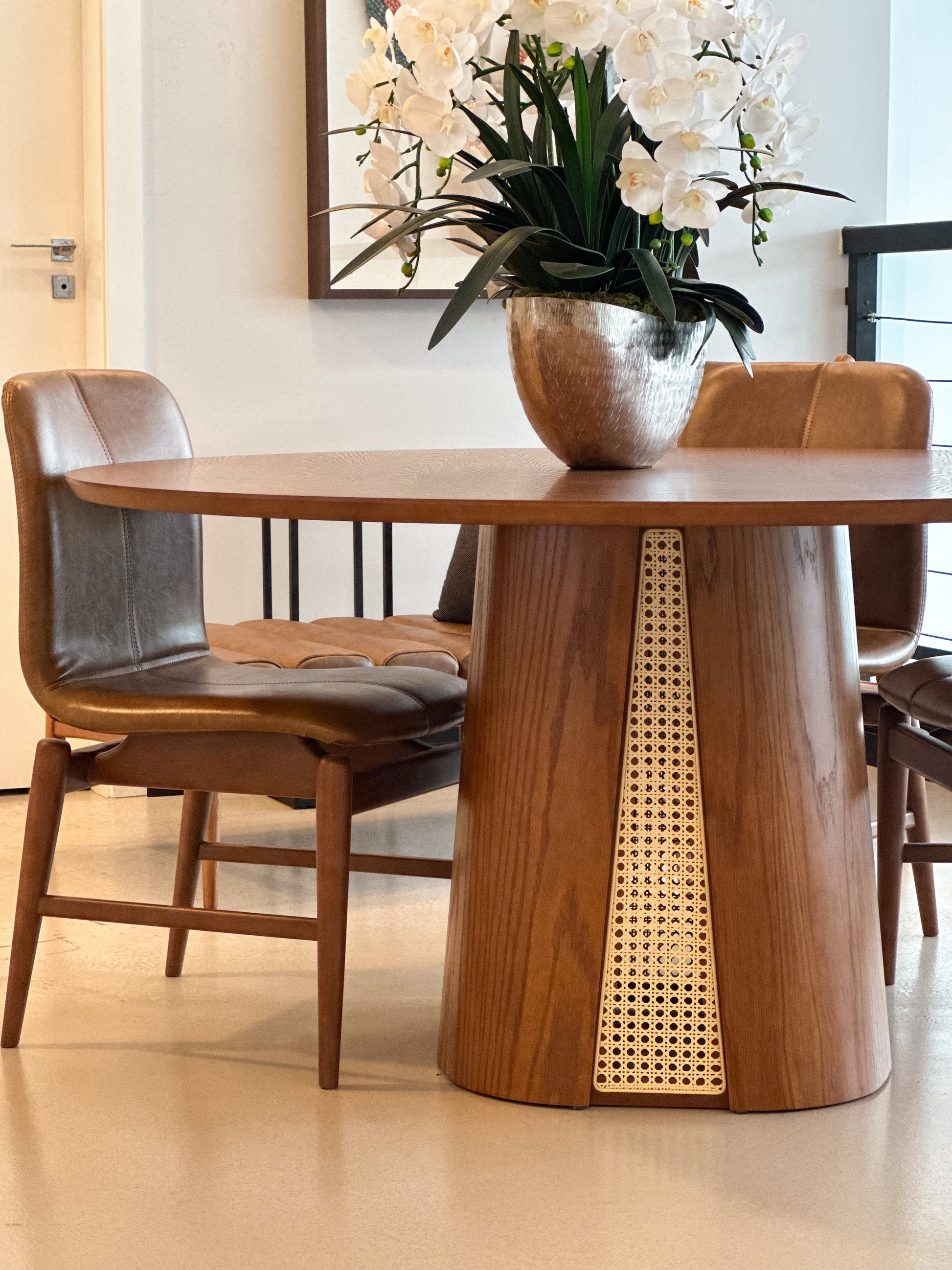 Mesa de Jantar com Base Cônica