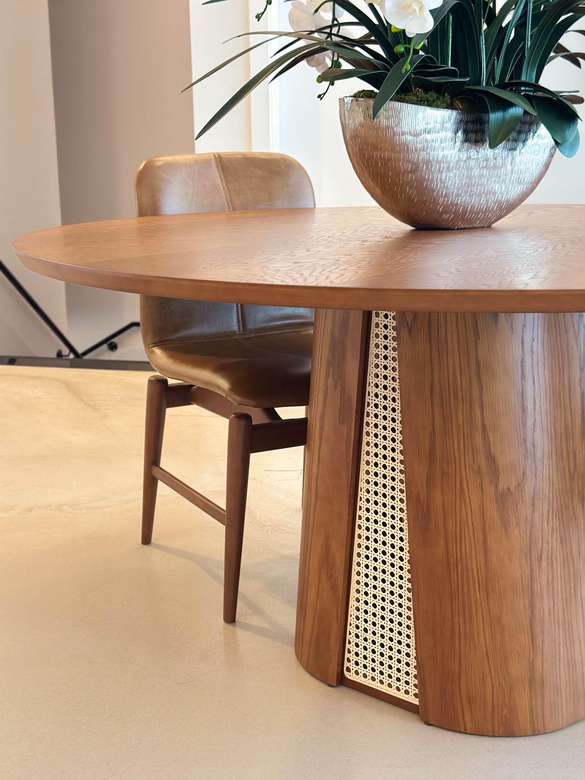 Mesa de Jantar com Base Cônica