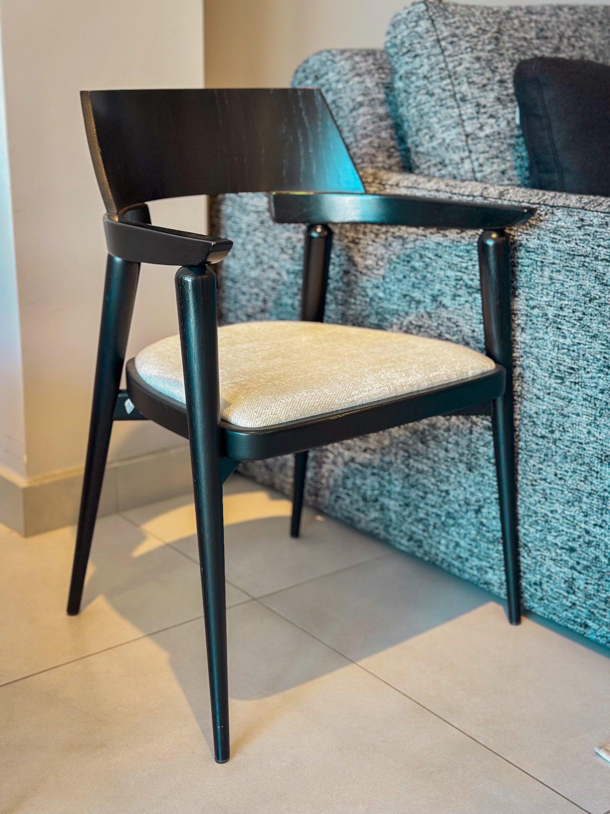 Cadeira de Madeira Maciça Encosto Curvado e Assento Estofado - Uultis