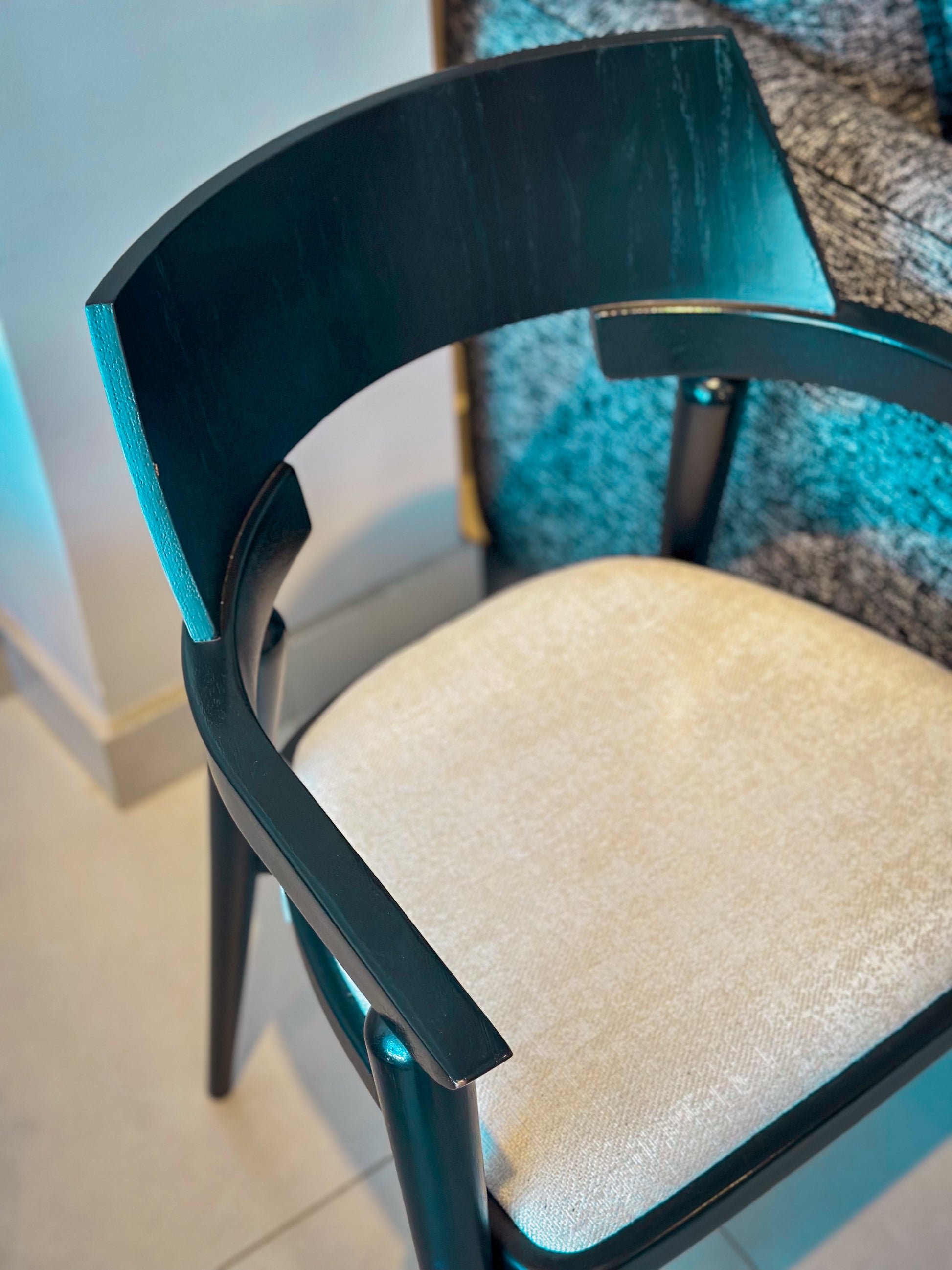 Cadeira de Madeira Maciça Encosto Curvado e Assento Estofado - Uultis