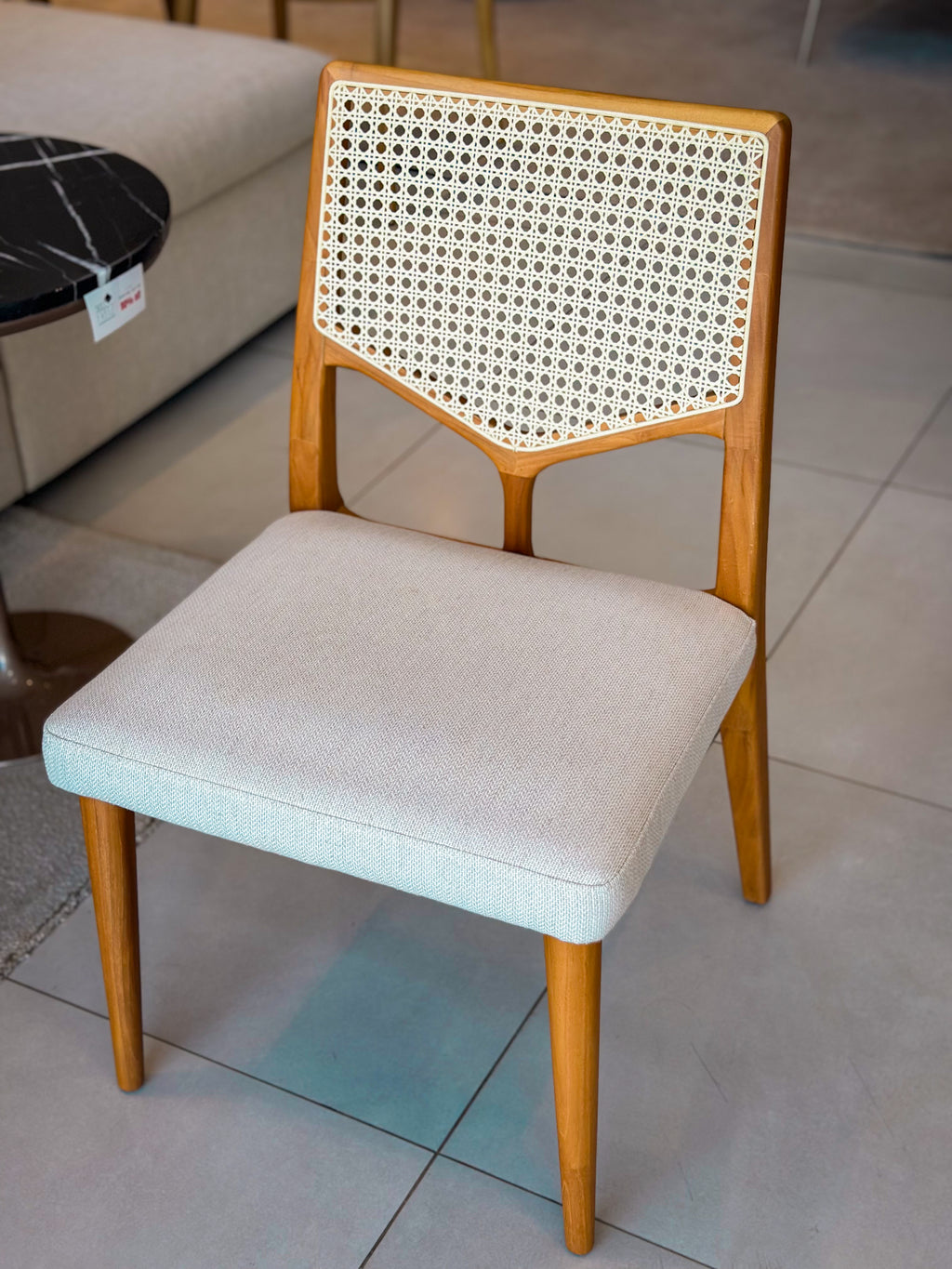 Cadeira de Madeira Maciça Encosto com Palha Natural e Assento Estofado - Uultis