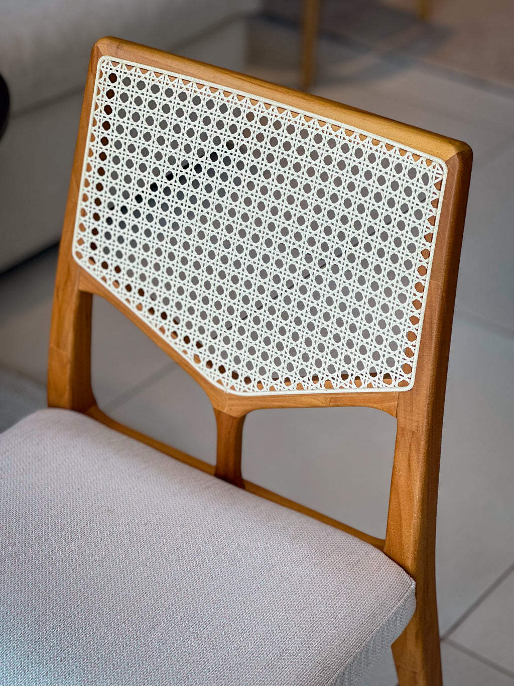 Cadeira de Madeira Maciça Encosto com Palha Natural e Assento Estofado - Uultis