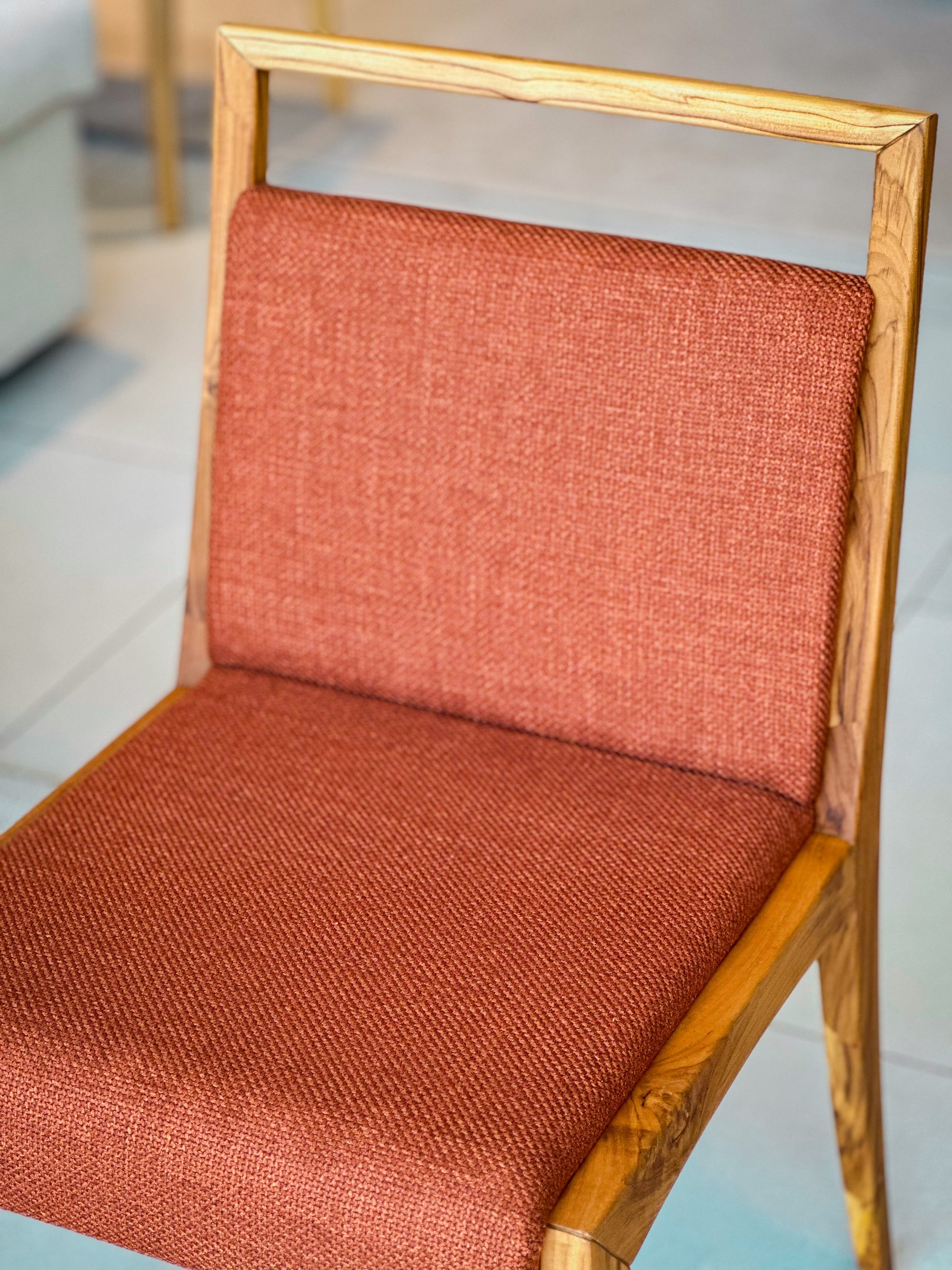 Cadeira de Madeira Maciça Encosto e Assento Estofado - Uultis