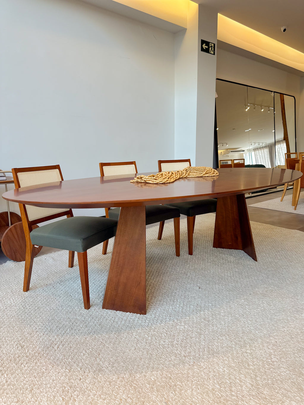 Mesa de Jantar Oval