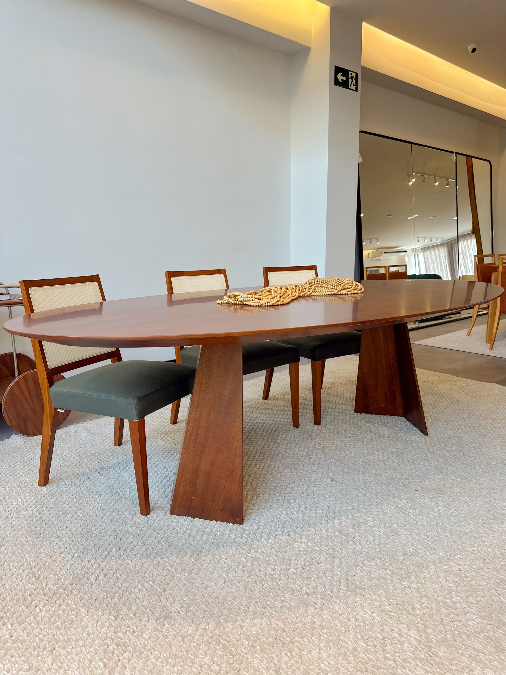 Mesa de Jantar Oval