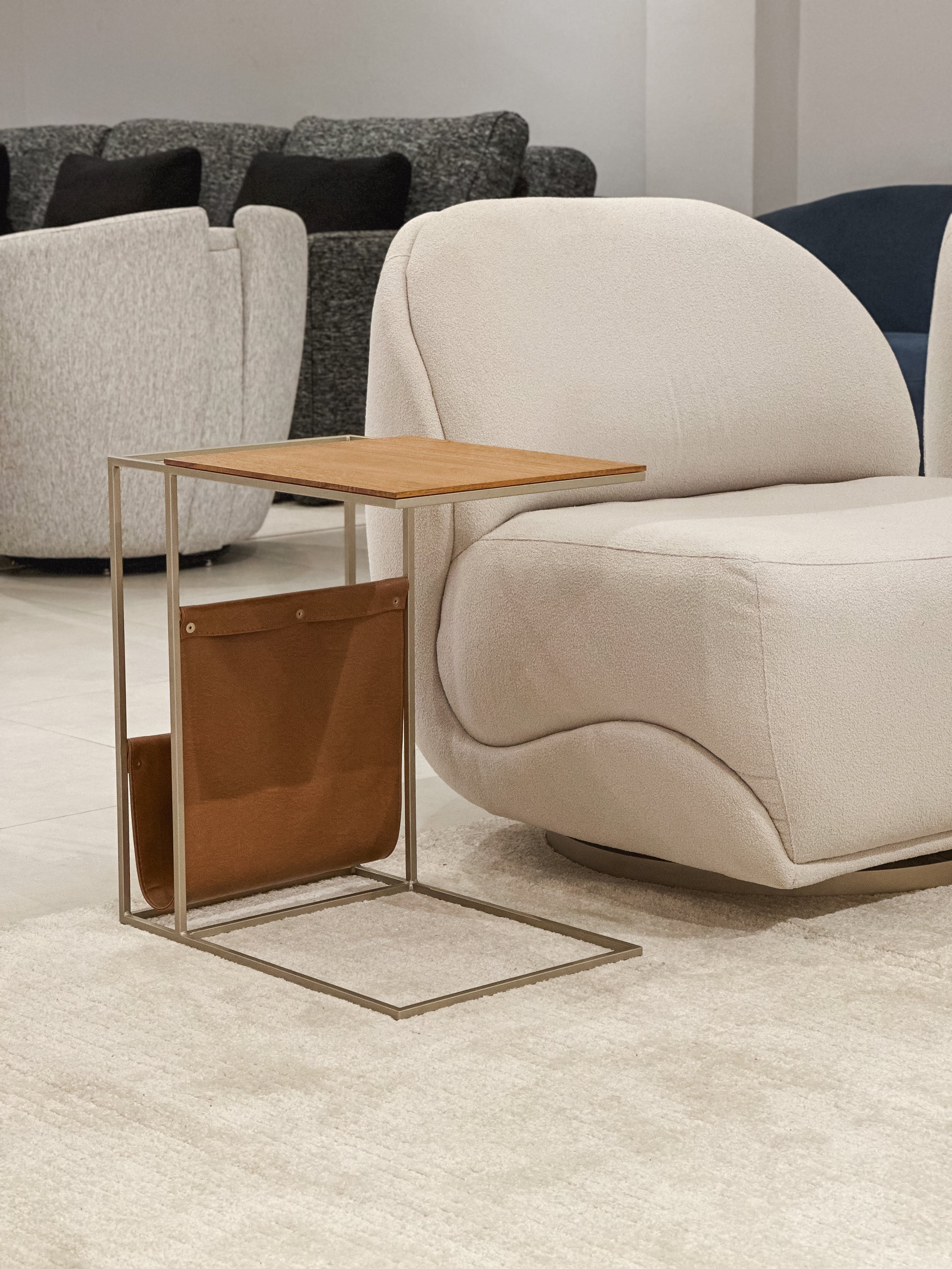 Mesa de Apoio com Revisteiro