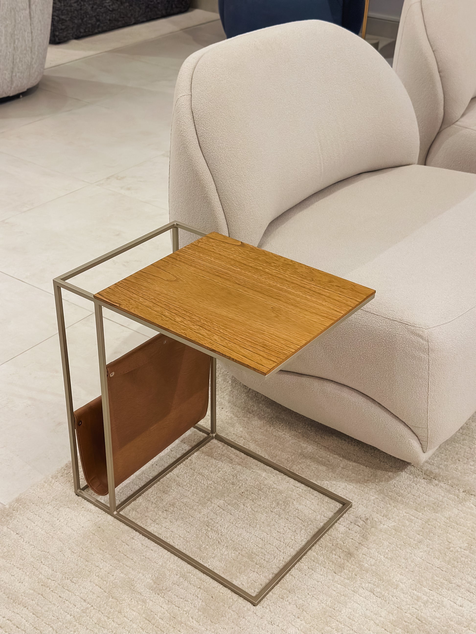 Mesa de Apoio com Revisteiro