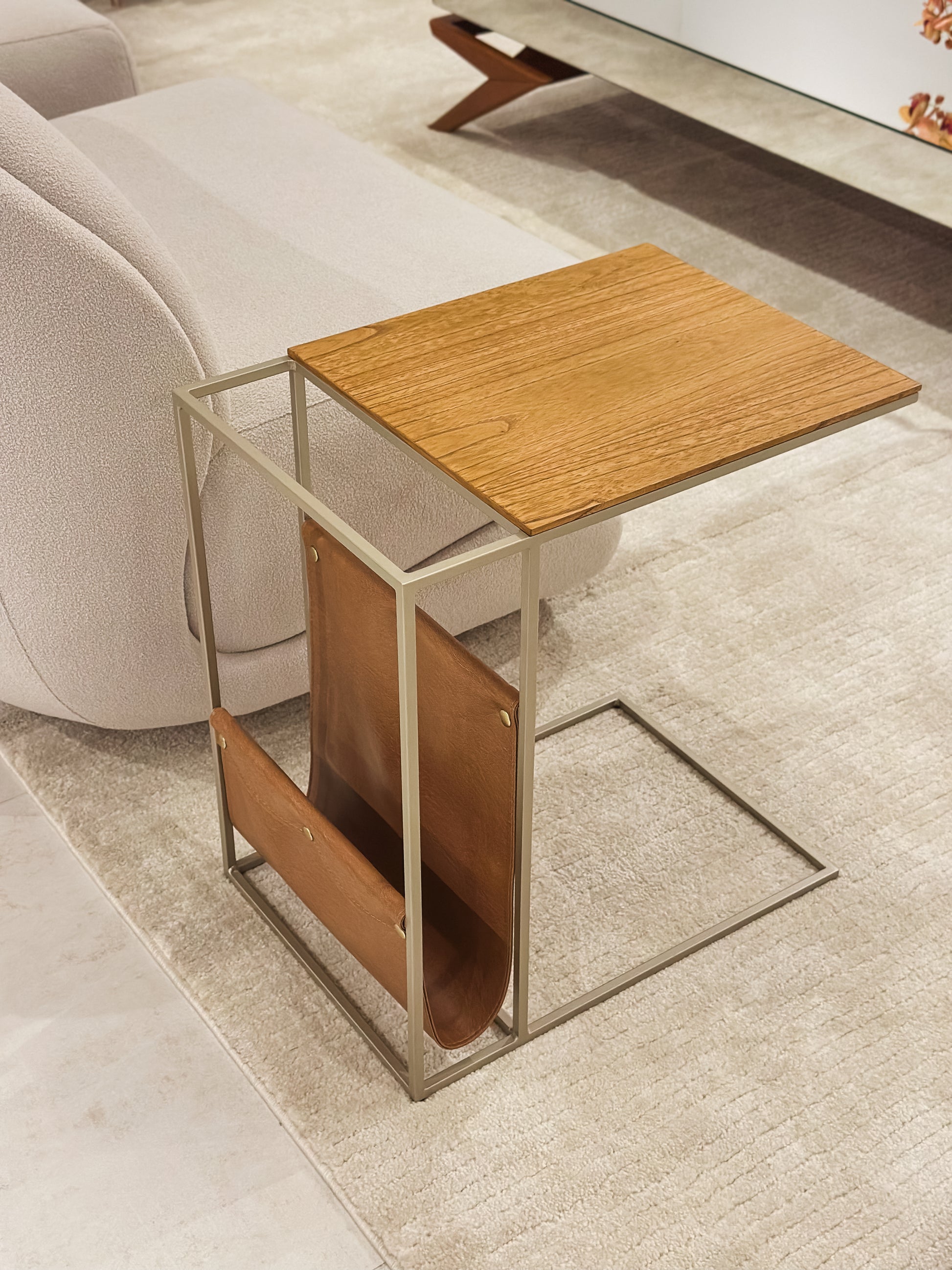 Mesa de Apoio com Revisteiro