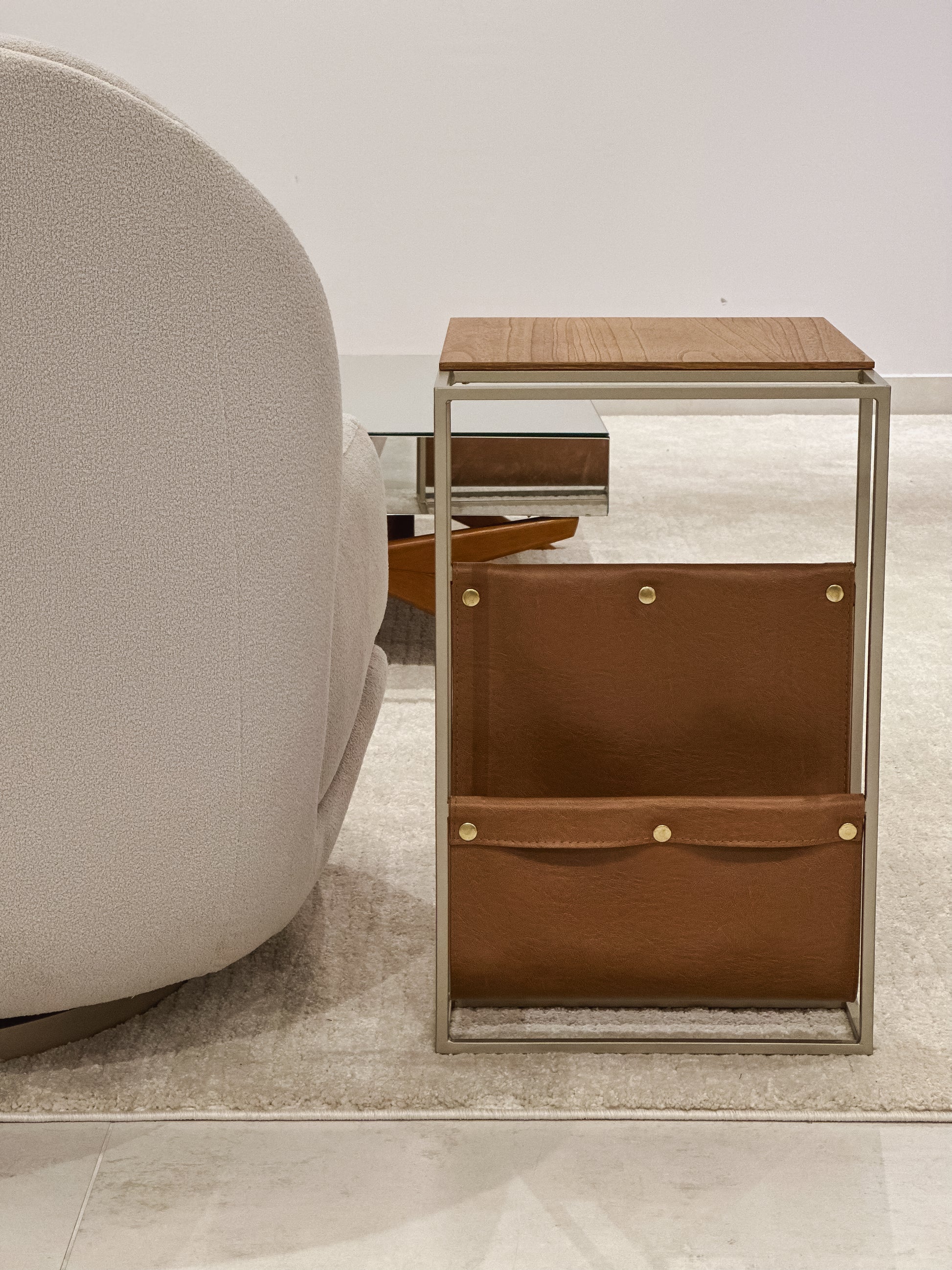 Mesa de Apoio com Revisteiro