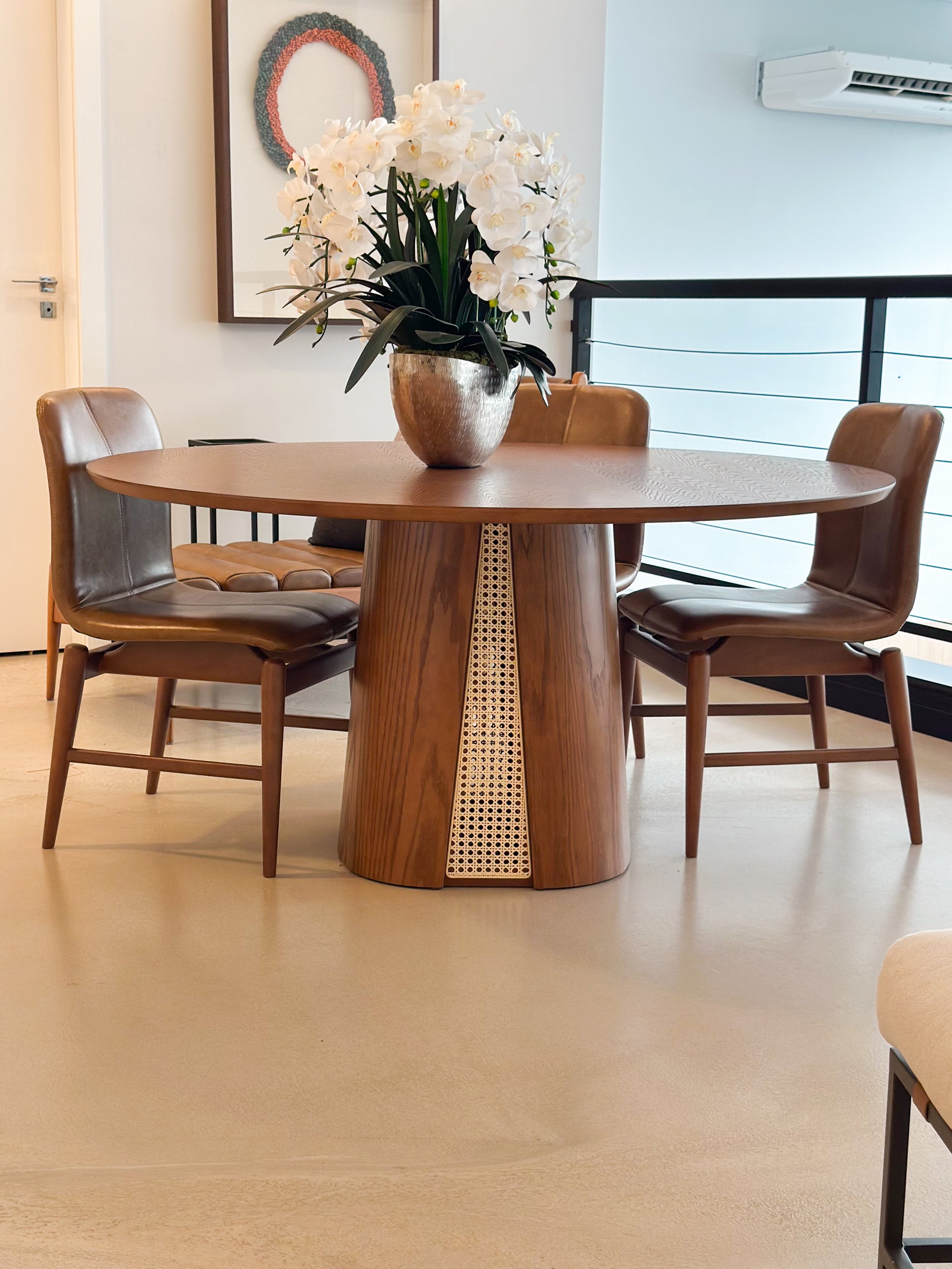 Mesa de Jantar com Base Cônica