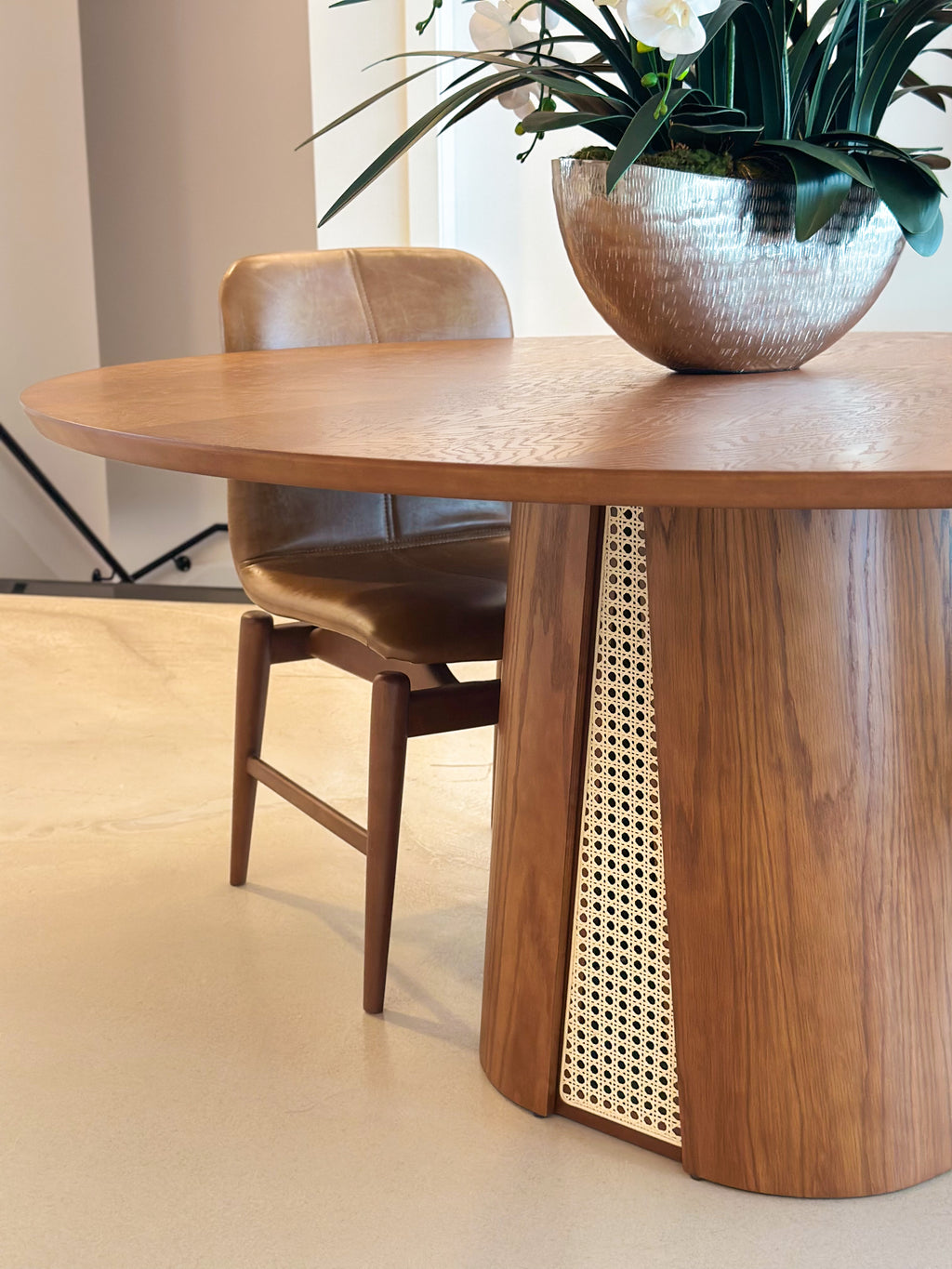 Mesa de Jantar com Base Cônica