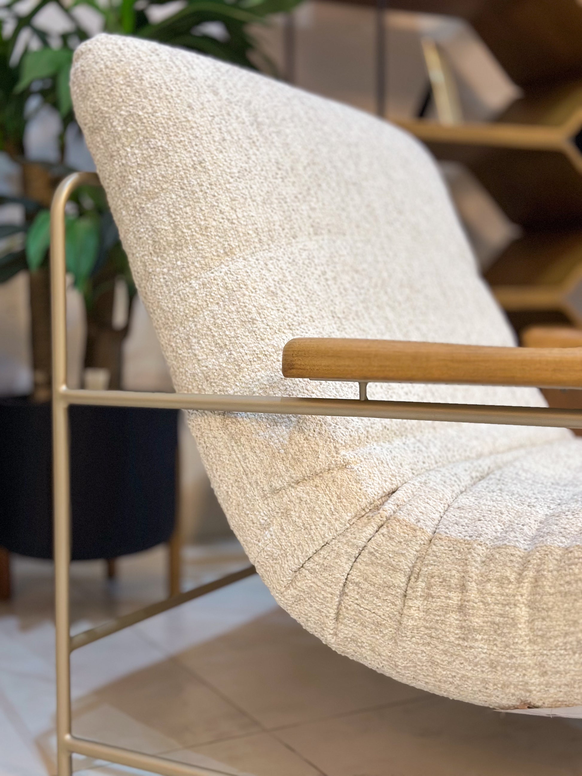 Poltrona com Puff em Tecido Boucle