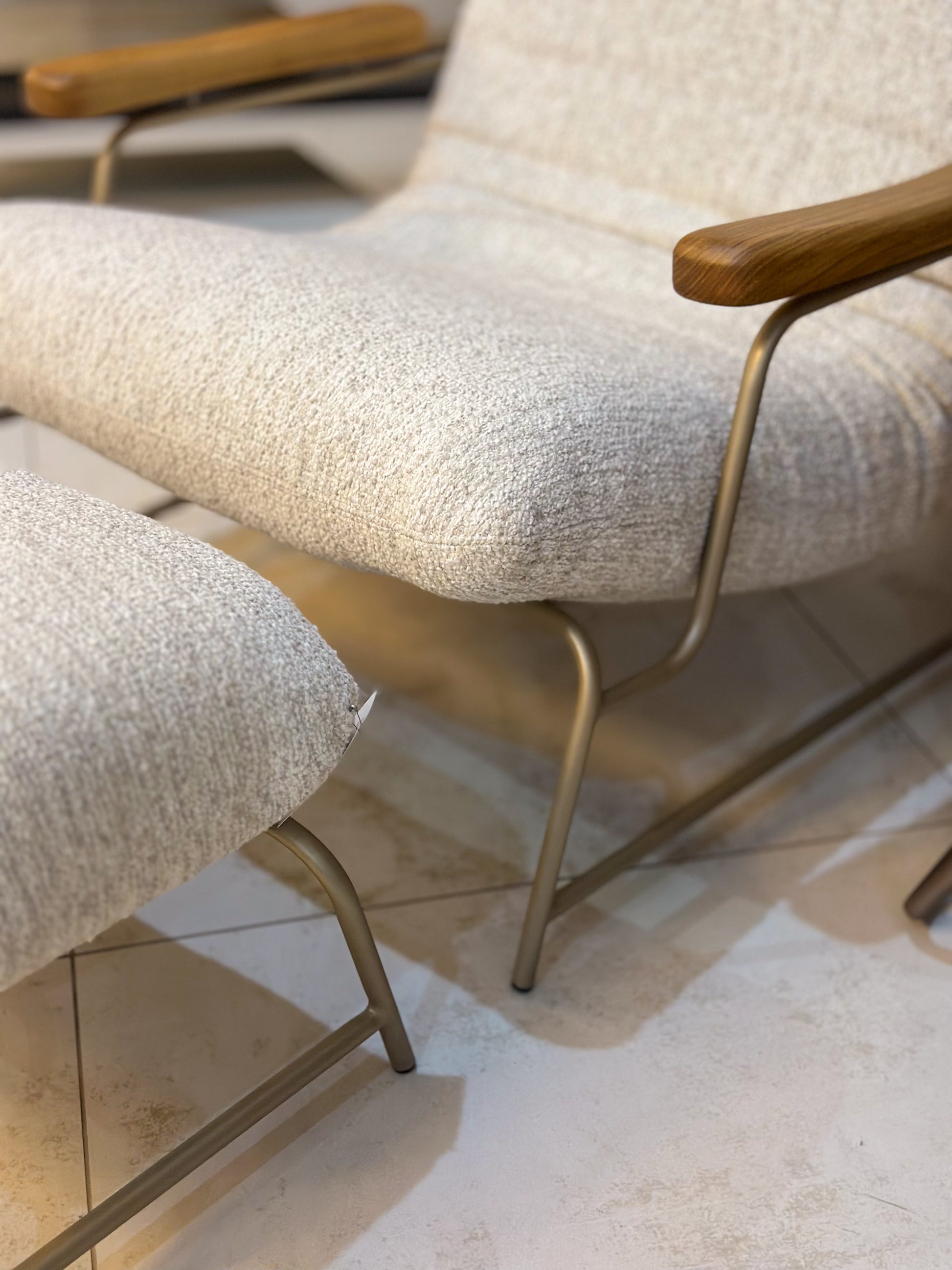 Poltrona com Puff em Tecido Boucle