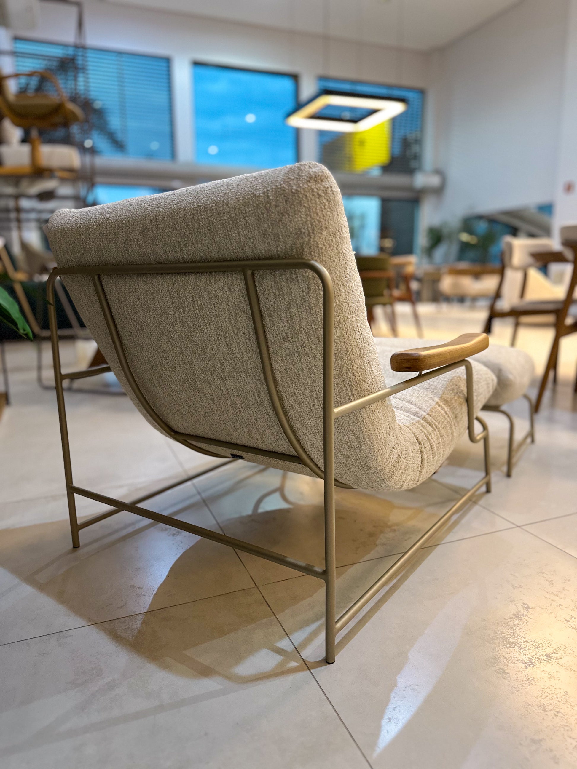 Poltrona com Puff em Tecido Boucle