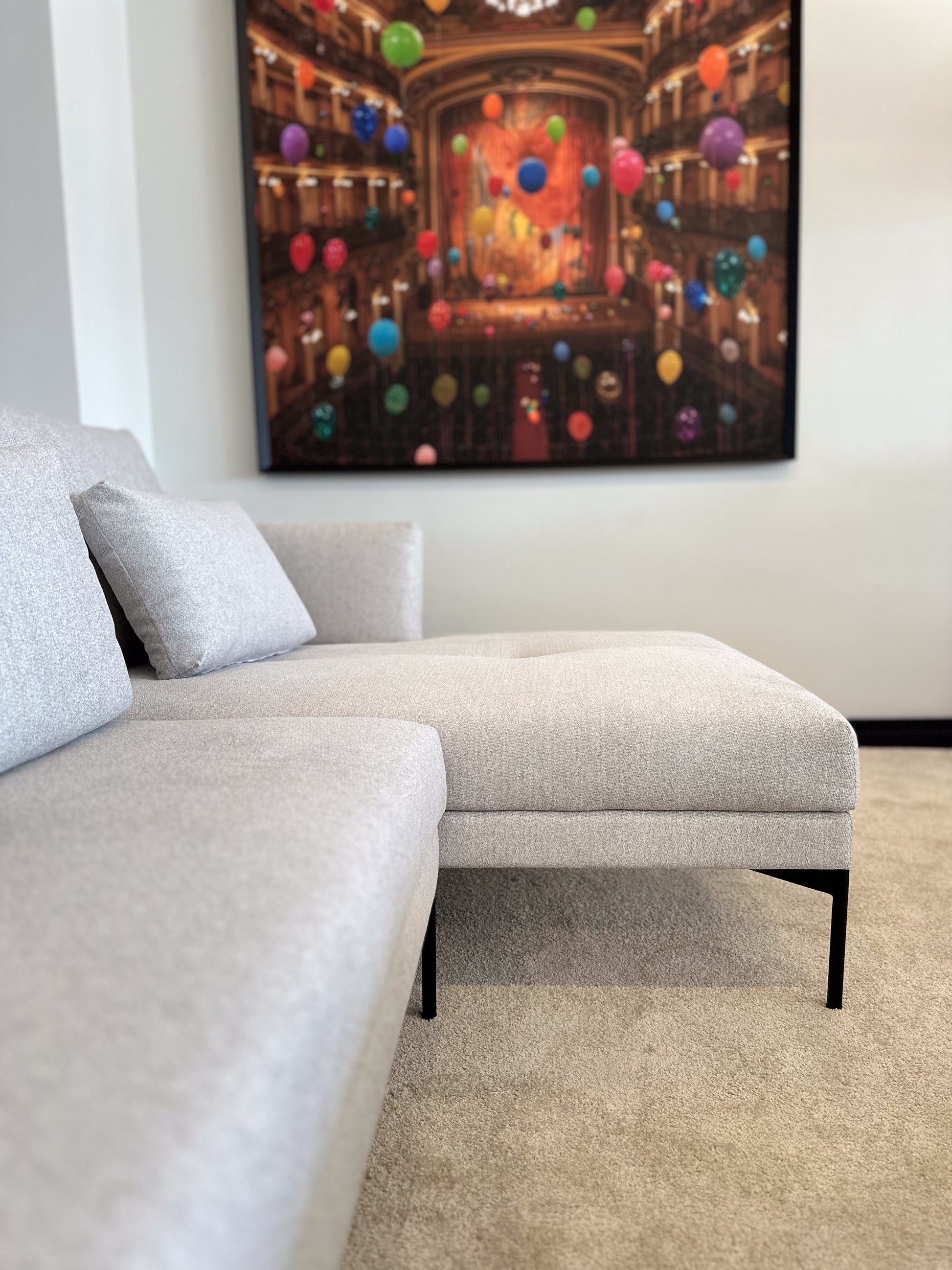 Sofá Modular com Chaise, Puff e Mesa Lateral