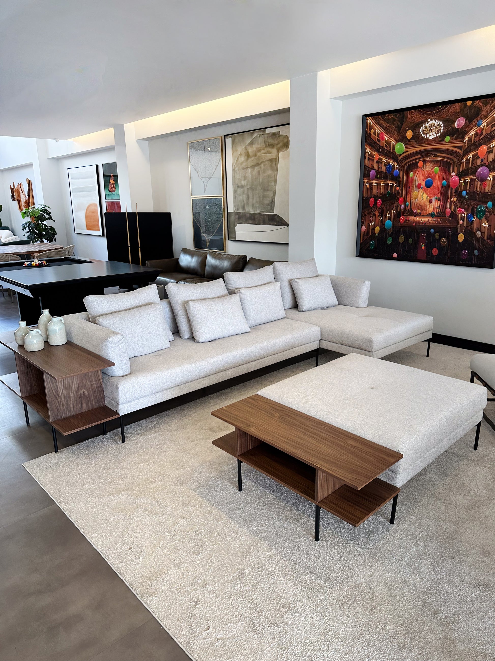 Sofá Modular com Chaise, Puff e Mesa Lateral